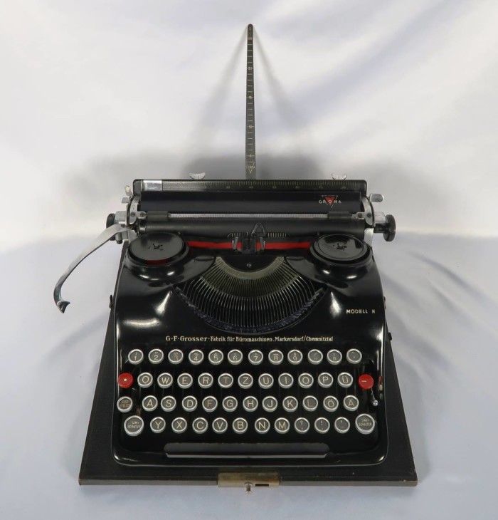 SS type writer by Groma in the original carrying case - Image 8