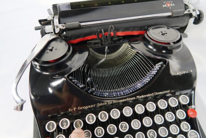 SS type writer by Groma in the original carrying case - Image 12