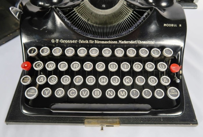 SS type writer by Groma in the original carrying case - Image 3