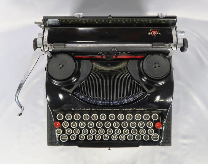 SS type writer by Groma in the original carrying case - Image 13