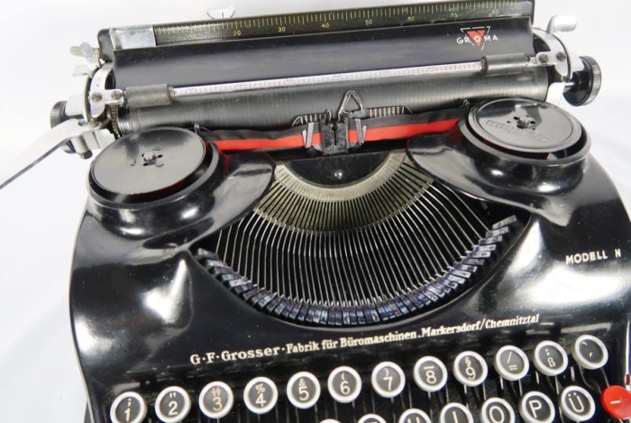SS type writer by Groma in the original carrying case - Image 16