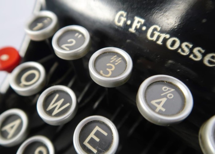 SS type writer by Groma in the original carrying case - Image 4