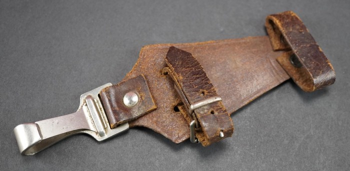 Brown Leather Vertical SA Dagger Hanger