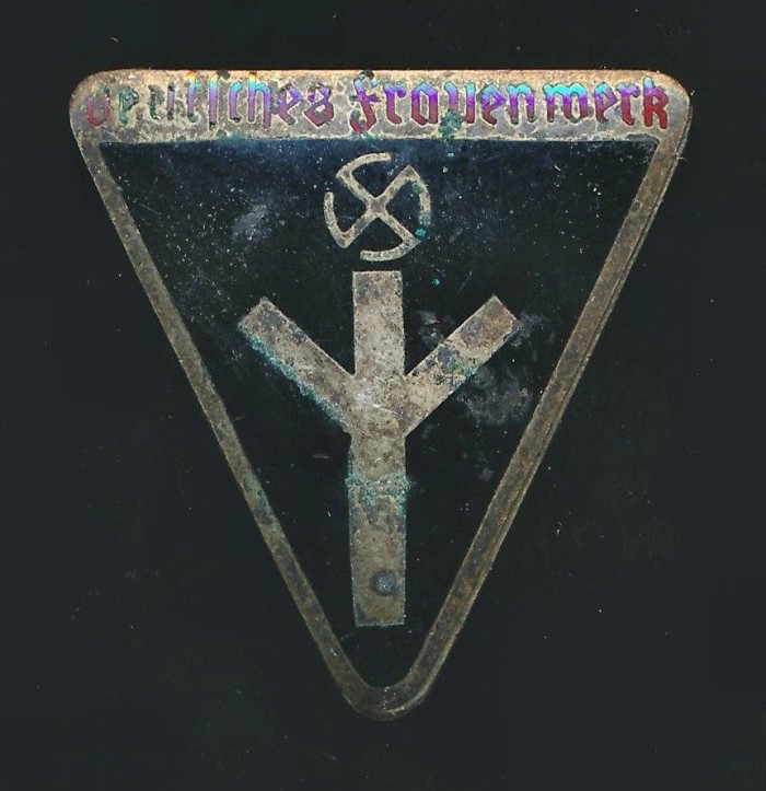 Deutsches Frauenwerk Enamel Badge