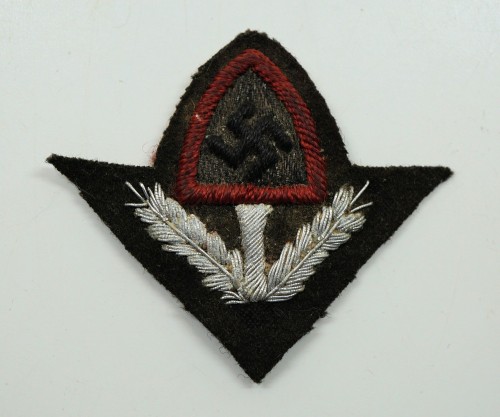 RAD officer's "Robin Hood" cap insignia