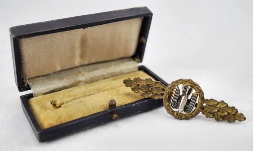 SOLD - Cased Luftwaffe Bomber Clasp in Gold in Tombak