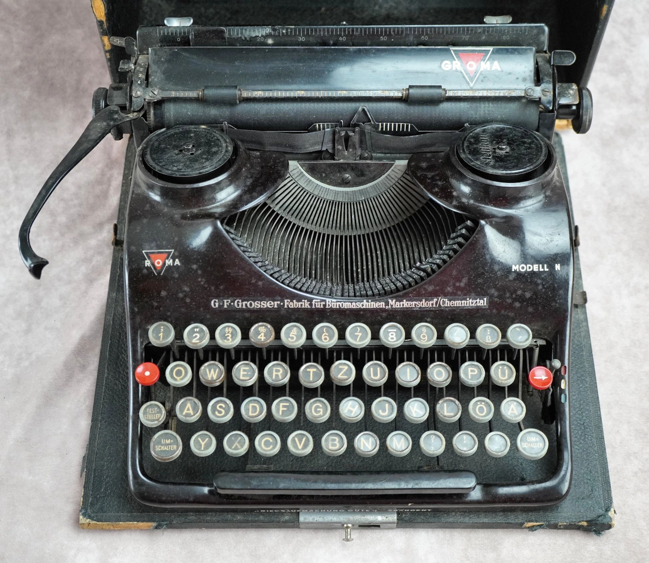 SOLD - SS Typewriter by Groma w/ Carrying Case - Image 3