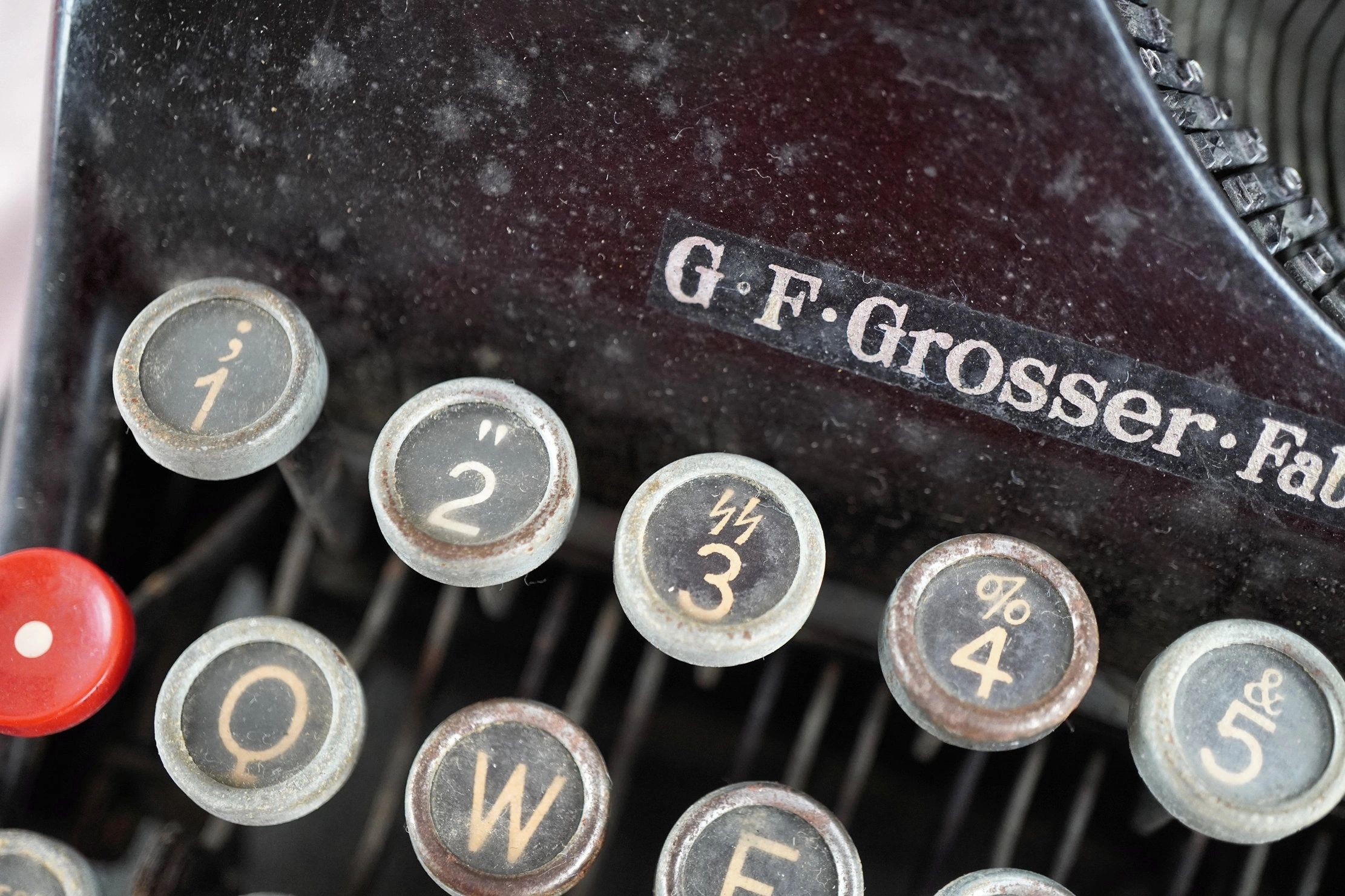 SOLD - SS Typewriter by Groma w/ Carrying Case - Image 4