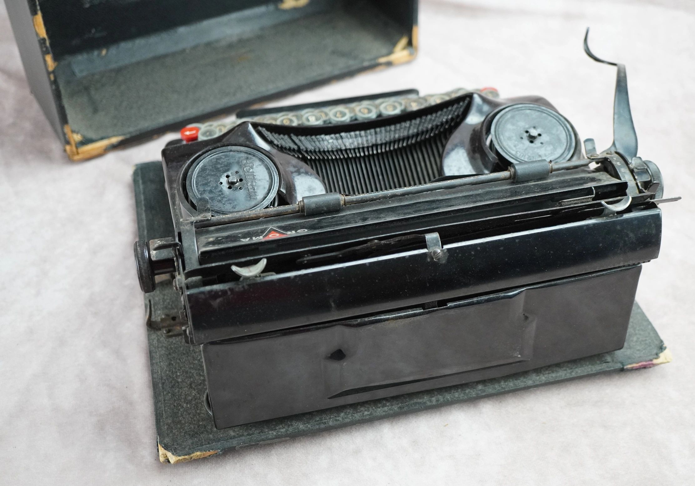 SOLD - SS Typewriter by Groma w/ Carrying Case - Image 6