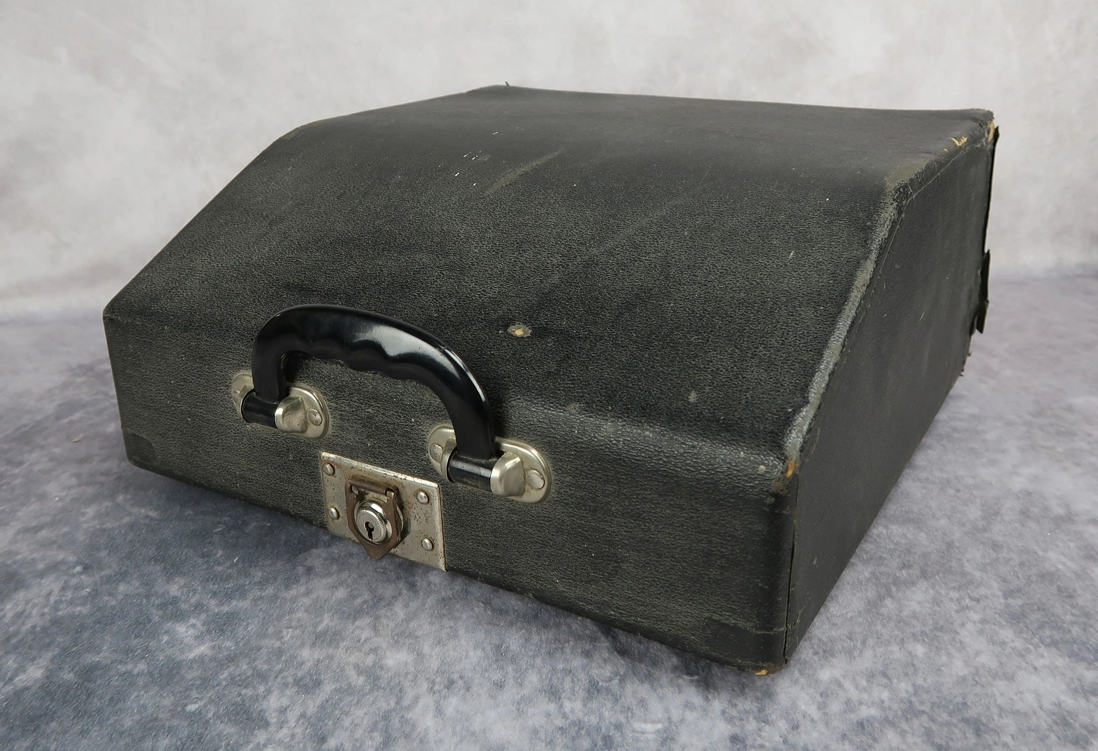 SOLD - SS type writer by Olympia in the original carrying case - Image 2
