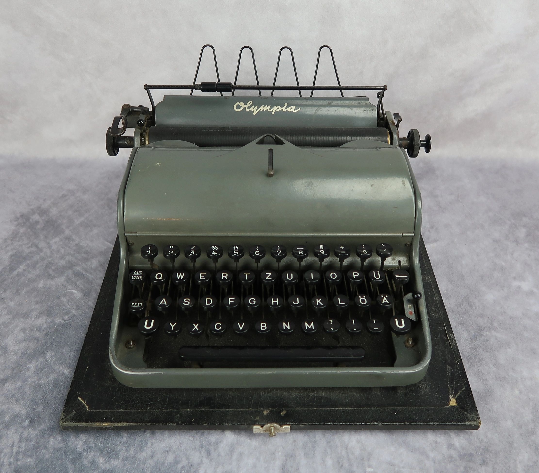 SOLD - SS type writer by Olympia in the original carrying case - Image 3