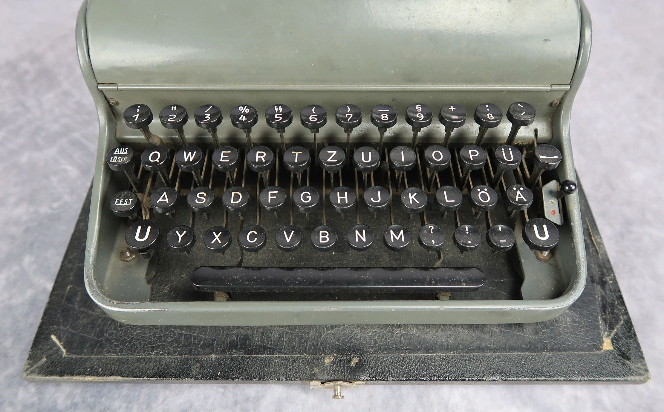 SOLD - SS type writer by Olympia in the original carrying case - Image 4