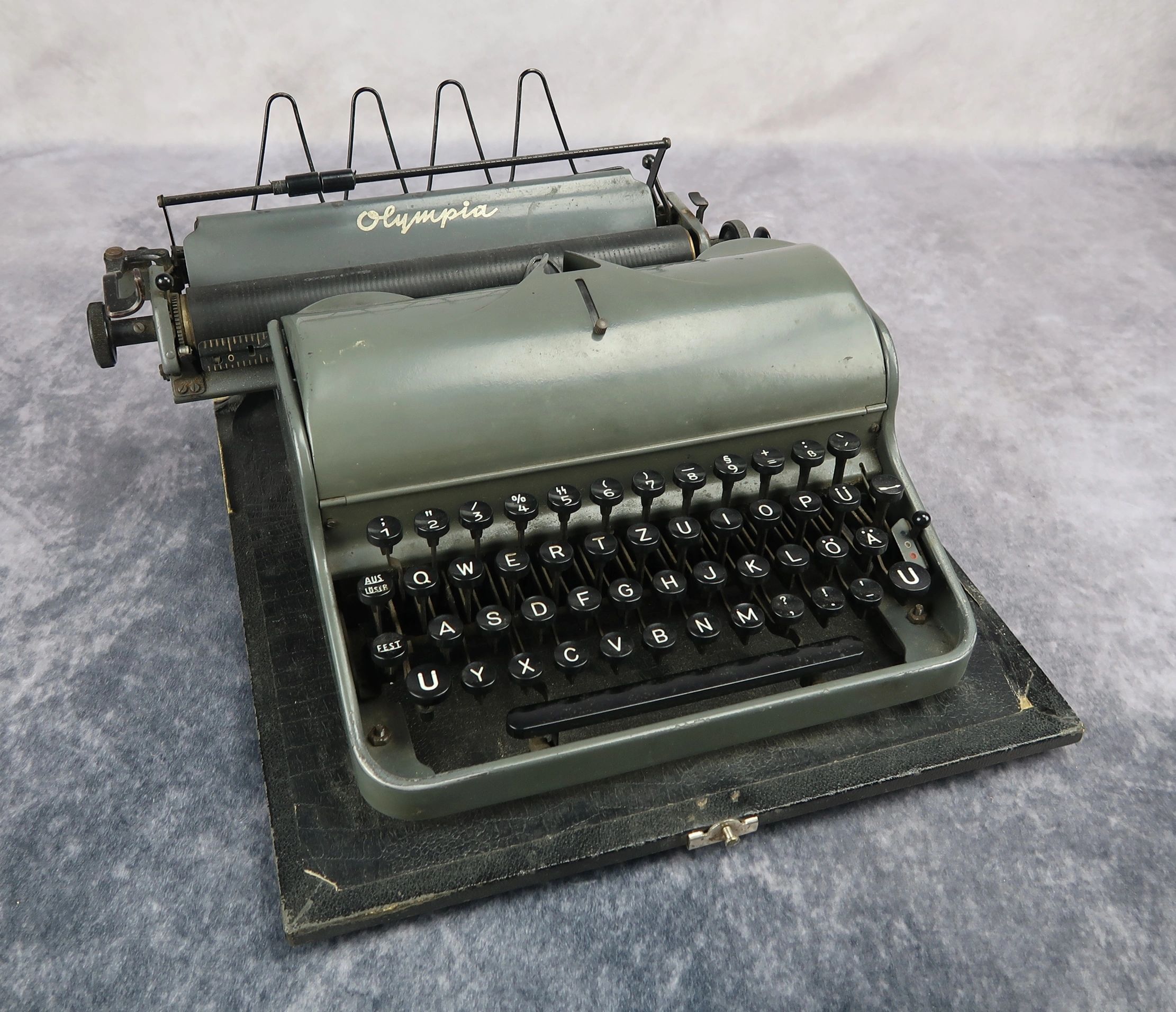 SOLD - SS type writer by Olympia in the original carrying case - Image 6