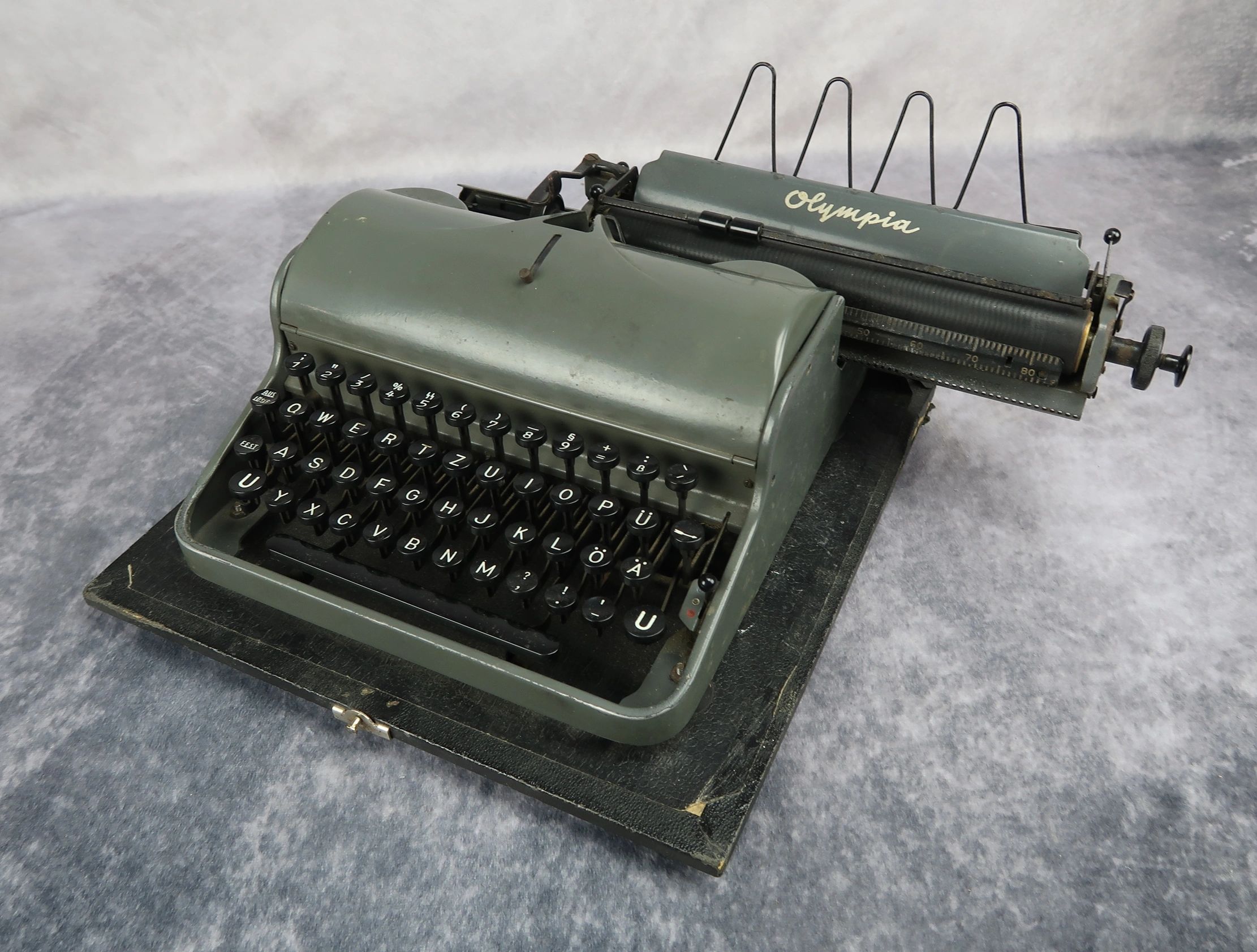 SOLD - SS type writer by Olympia in the original carrying case - Image 8