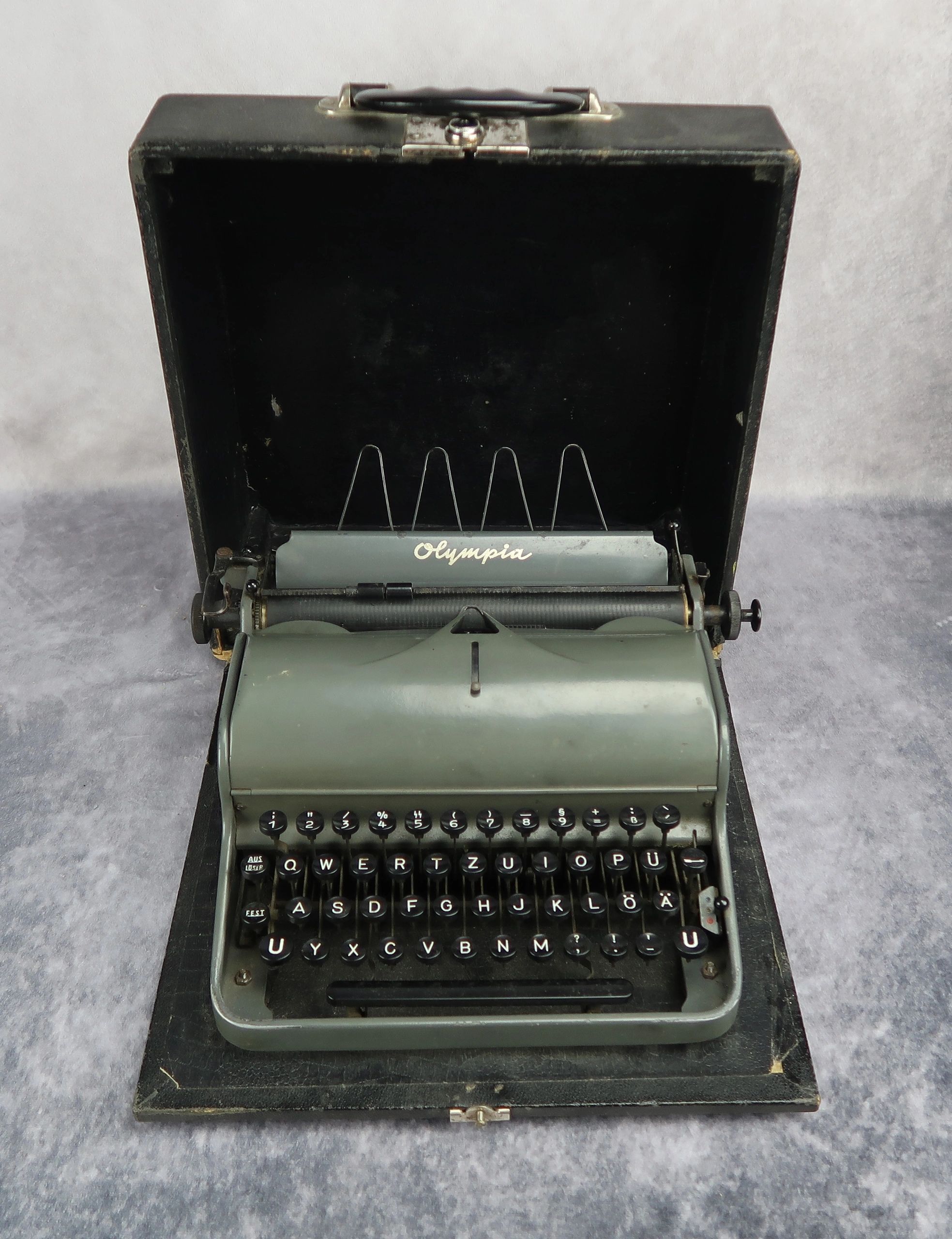 SOLD - SS type writer by Olympia in the original carrying case - Image 9