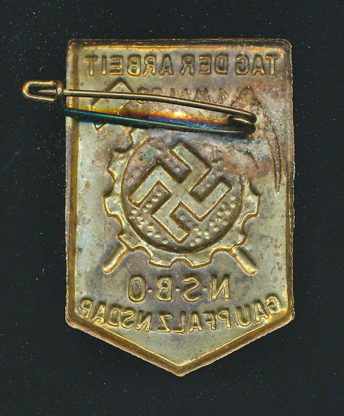 SOLD - Tag Der Arbeit 1 Mai 1933 Gau Pfalz Tinnie - Image 2