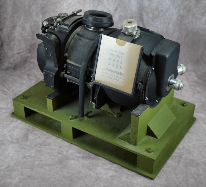 SOLD - WW2 US Army Navy mark I Air Force Corps M7 Norden Bombsight w/ wooden stand - Image 3