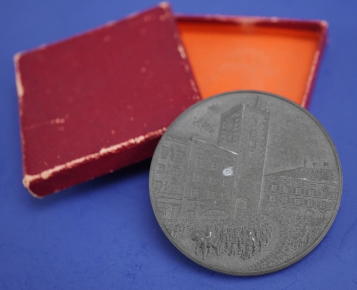 Cased Einzug der Siegreichen Soldaten Adolf Hitlers in Mühldorf 1940 Table Medal