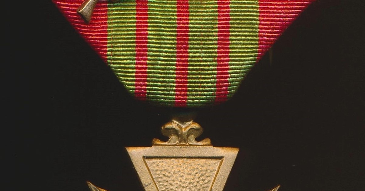 Médaille Croix De Chevalier Du Mérite Militaire - Argent, Authentique, Français, Occasion